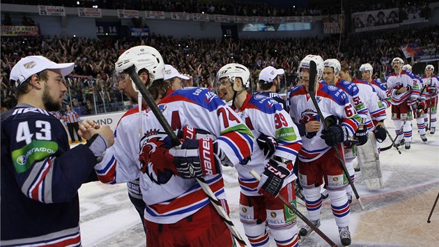 DSTOJNÉ LOUENÍ. Hokejisté praského Lva (v bílém) zdraví po sedmém finále KHL