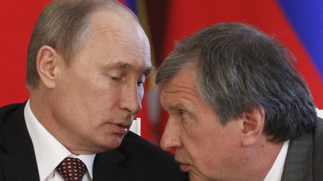 Ruský prezident Vladimir Putin a šéf ruského státního gigantu Rosněft Igor Sečin