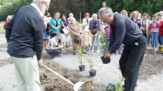 Kytarista tpn Rak a recittor Alfred Strejek vysazuj prvn habky v z 2003.