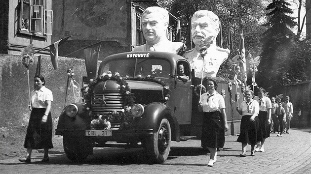 ČELÁKOVICE 50. LÉTA. Alegorický vůz pracovníků
Kovohutí Čelákovice s bustami Gottwalda a Stalina projíždí kolem zámku.