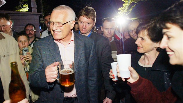 Prezident Václav Klaus oslavil vstup Česka do EU na středočeském vrchu Blaník. (30. dubna 2004)