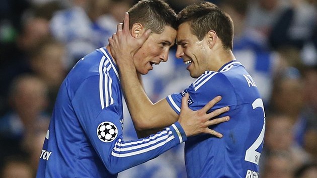 Fernando Torres (vlevo) a Cesar Azpilicueta z Chelsea se raduj z glu v odvet semifinle Ligy mistr.