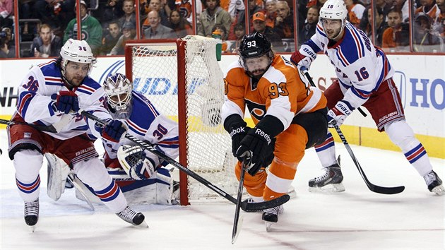 Jakub Vorek (v oranovm) bojuje ped brankem Henrikem Lundqvistem z NY Rangers s pesilou soupe. Vlevo  Mats Zuccarello, vpravo Derick Brassard.