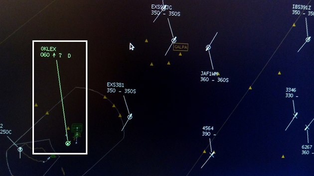 Snímky z radaru Řízení letového provozu Lisabon ukazuje polohu letadla Jiřího Pruši (OKLEX 060)- v zatrženém rámečku