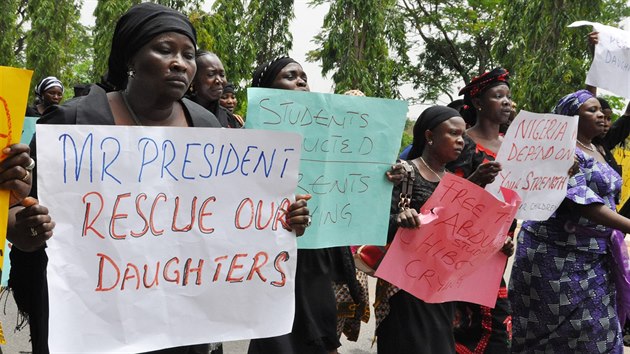 "Pane prezidente, zachrate nae dcery," pros matky unesench studentek na demonstraci v Abuje (Nigrie, 29. dubna 2014).