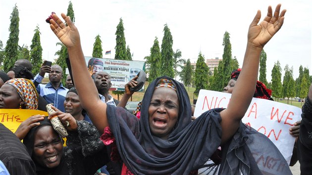 Matky unesench dvek demonstrovaly v hlavnm mst Nigrii. Pros, aby jim vlda pomohla dcery najt a zachrnit (Abuja, 29. dubna 2014).