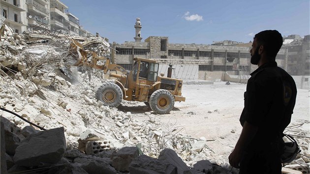Nlet v Aleppu na severu Srie zashl kolu, kde zabil destky lid vetn dt.  
