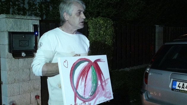 Josef Rycht ukazuje obraz, kter mu manelka Iveta  Bartoov namalovala k narozeninm pedtm, ne spchala sebevradu (29. dubna 2014).