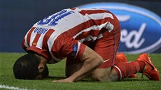 DÍKY, BOE?  Arda Turan z Atlétika Madrid oslavuje svojí branku na hiti