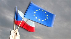 Lídé u Praského hradu oslavují výsledek referenda o vstupu do EU. (14. ervna...