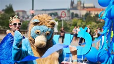 MASKY V PR�VODU. Majáles je také o p�evlecích. P�i tvorb� kostým� se studenti...
