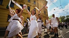 HURÁÁÁ! Dobrá nálada vydr�ela ú�astník�m majálesového pr�vodu po celou cestu....