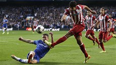 Gary Cahill z Chelsea ve skluzu blokuje stelu Diega Costy z Atlétika Madrid v...