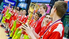Extraliga do 17 let: Pardubi�tí basketbalisté s mistrovským pohárem.