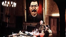 Ve filmu Nepřítel před branami (2001) si Hoskins zahrál Nikitu Chruščova