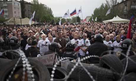 Stoupenci pipojení k Rusku truchlí v Doncku za mrtvé z Odsy (4. kvtna 2014)