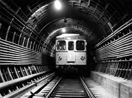 Jeden z propaganích snímk vozu Es v tunelu trat I.C, zde jet bez...