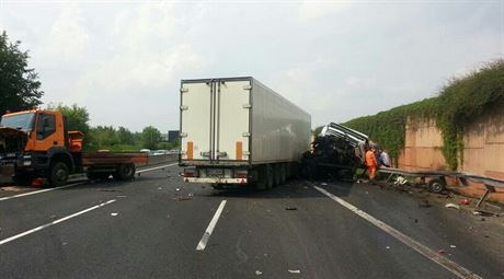 Nehoda kamionu a údrbáského vozidla na 13. kilometru D1 ve smru na Prahu (2....