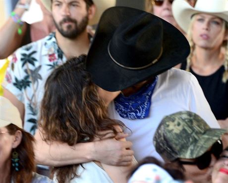 Mila Kunisov a Ashton Kutcher na country festivalu