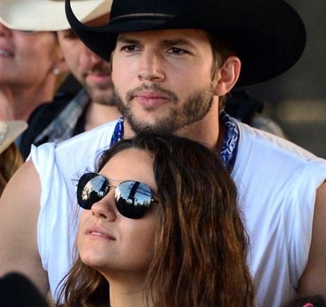 Mila Kunisov a Ashton Kutcher na country festivalu (2015)