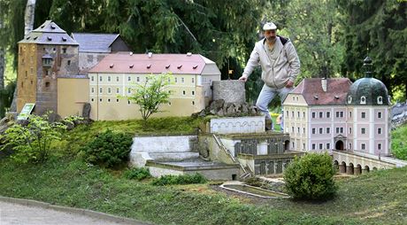 Jedním z model je také areál hradu a zámku Beov s povstným relikviáem. Stojí u nj vedoucí parku Radek Míka.