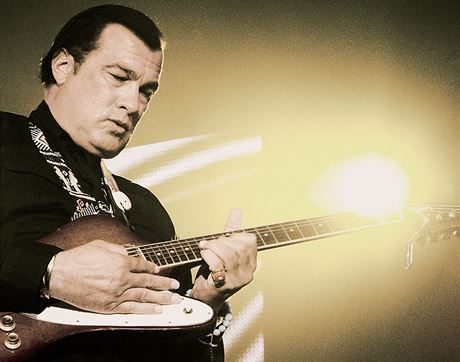 Steven Segal se na Rock for People pedstaví v roli bluesmana.