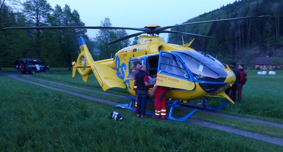 Na pomoc zraněné paraglidistce vyrazil i vrtulník záchranářů. Ti na místě