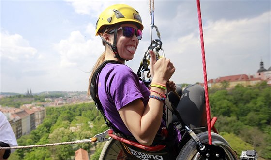 Snowboardistka Eva Samková se na vozíku spustila z Nuselského mostu, aby...