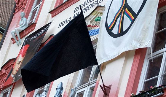 Na Divadle Husa na provázku visí nyní černá vlajka.
