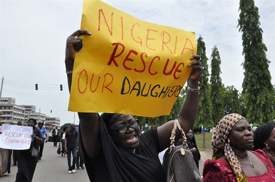 Píbuzní unesených kolaek protestují v nigerijské metropoli Abuja a ádají...