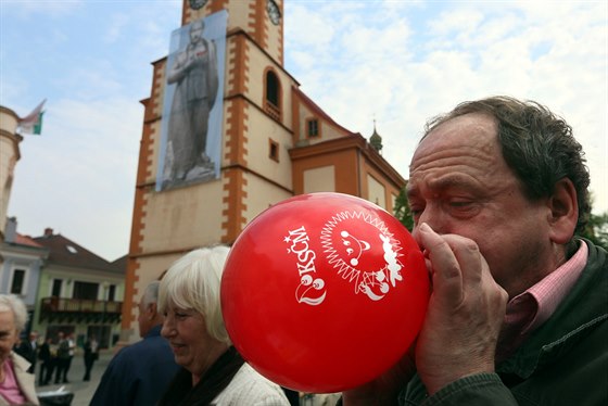 Putler na kostele v Sokolov na Starém námstí, kde slaví komunisté 1.Máj.