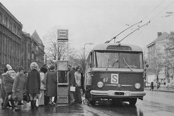 Zastávka Centrál na třídě Karla IV. s vozem Škoda 9Tr2 č. 87 (fotografie z...