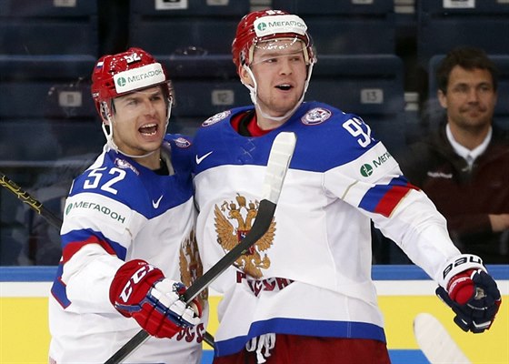 AJBA. Rutí hokejisté Sergej irokov (vlevo) a Jevgenij Kuzncov slaví gól.