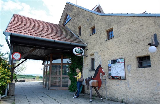Po vleklých potížích začala restaurace na farmě v Olšanech fungovat 1. května. Nyní je opět zavřená.