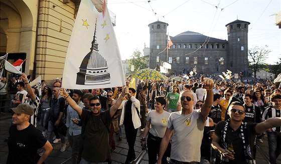 Fanouci Juventusu kráejí centrem Turína po  Piazza Castello a slaví titul v...