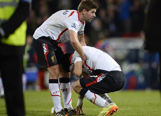 Liverpoolský kapitán Steven Gerrard (vlevo) utěšuje Luise Suáreze po zápase na...