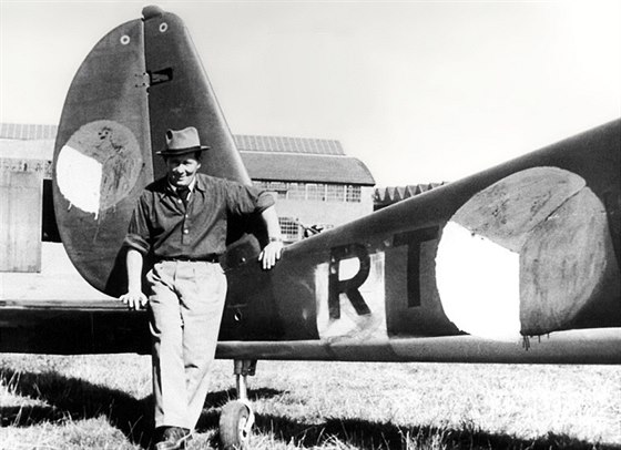 Pilot František Janča se opírá o jediný letoun pražských povstalců Arado Ar 396.