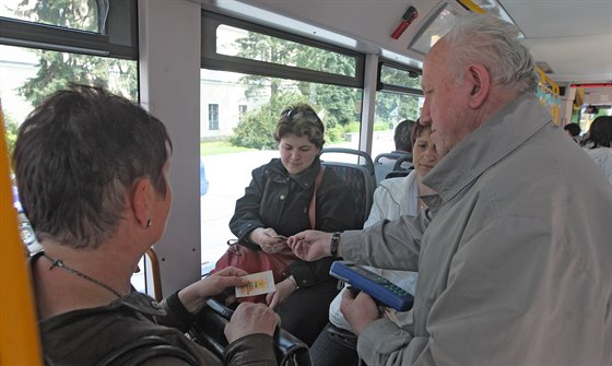 Revizor ve voze jihlavské městské hromadné dopravy. (archivní snímek z května 2014)
