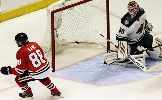 Patrick Kane z Chicaga práv pekonal brankáe Minnesoty Ilju Bryzgalova. 