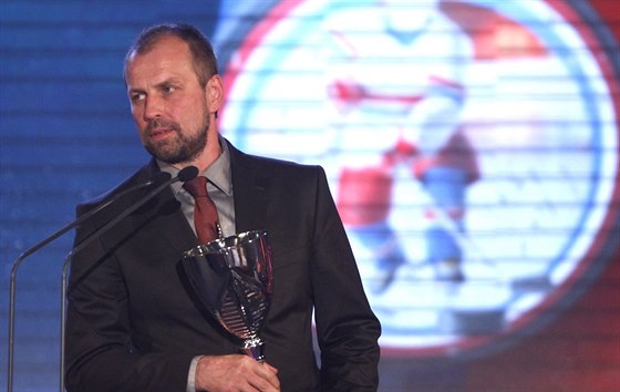 Rostislav Vlach s cenou pro nejlepího trenéra extraligové sezony.