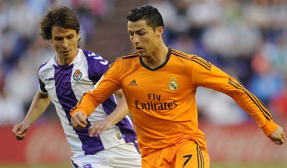 Cristiano Ronaldo (vpravo) z Realu Madrid v souboji s Diegem Marinem z Valencie.