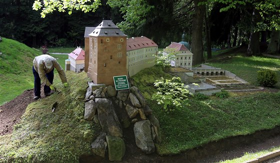 Model bečovského zámku nyní v mariánskolázeňském parku Boheminium doplnila i...