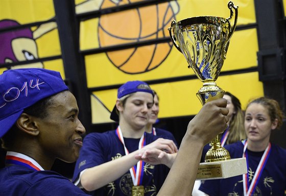 Basketbalistky USK Praha obhájily eský titul. S pohárem se raduje americká...