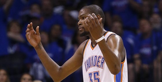 Kevin Durant z Oklahoma City se diví.