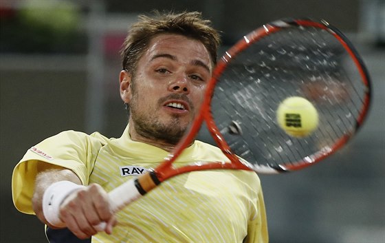 Stanislas Wawrinka elí na turnaji v Madridu Dominiku Thiemovi.