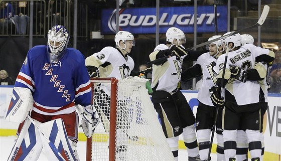 Hokejisté Pittsburghu se radují z gólu proti NY Rangers.