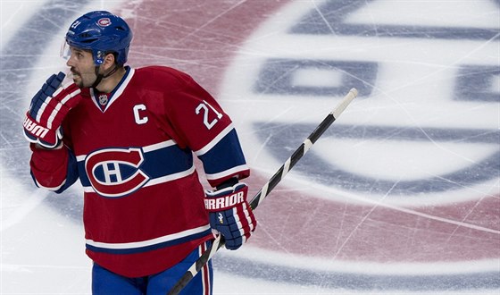 Dres slavných Montreal Canadiens. No není to nádhera? Týmy NHL vítají sponzory, ale nejvíc vydlají na vstupném.