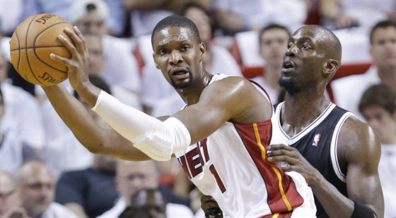 Chris Bosh (vlevo) z Miami se pokouí pekonat Kevina Garnetta z Brooklynu.