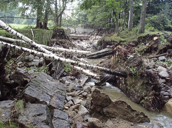 Zniené koryto sloupského potoka po poslední povodni.