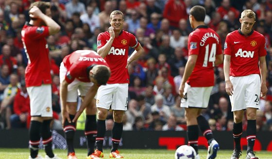 Zklamaný kapitán Manchesteru United Nemanja Vidi (uprosted) a dalí hrái...